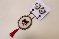 Set de collar y topos bordados Gato negro