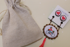 Set de collar y topos bordados Chica en Bici - comprar online