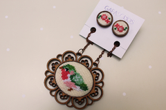 Set de collar y topos bordados Ave