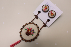 Set de collar y topos bordados Matera