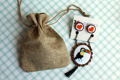 Set de collar y topos bordados Tucán