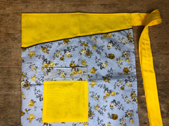 Meio avental floral em tricoline detalhes em oxford 