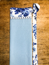 Meio avental azul em oxford com estampa floral em tricoline Não possui bolso