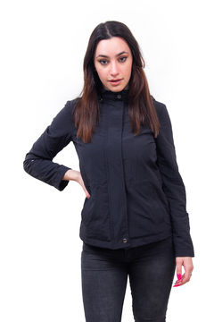 CAMPERA CON CAPUCHA DESMONTABLE