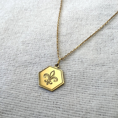Cordão Colmeia Medalha Flor de Lis em Ouro - comprar online