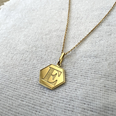 Cordão Colmeia Medalha Letra E em Ouro - W.SEIGNEUR Exclusividade e amor em cada detalhe