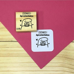 CARIMBO CONTÉM LINDEZAS 3X3,5 CM A90