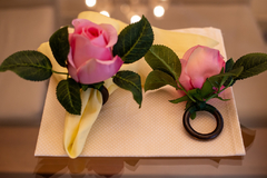 Porta Guardanapo Botão de Rosa artificial na cor rosa médio com argola de madeira