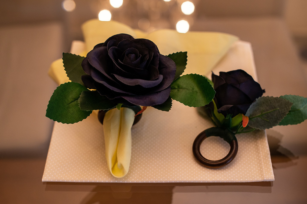 Porta Guardanapo Rosa artificial na cor preta com argola de madeira
