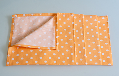 Guardanapo tecido tricoline 100 % algodão com estampa fundo laranja com poá branco