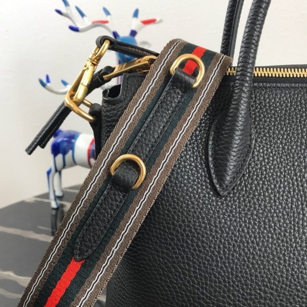 prada tote handbolsa