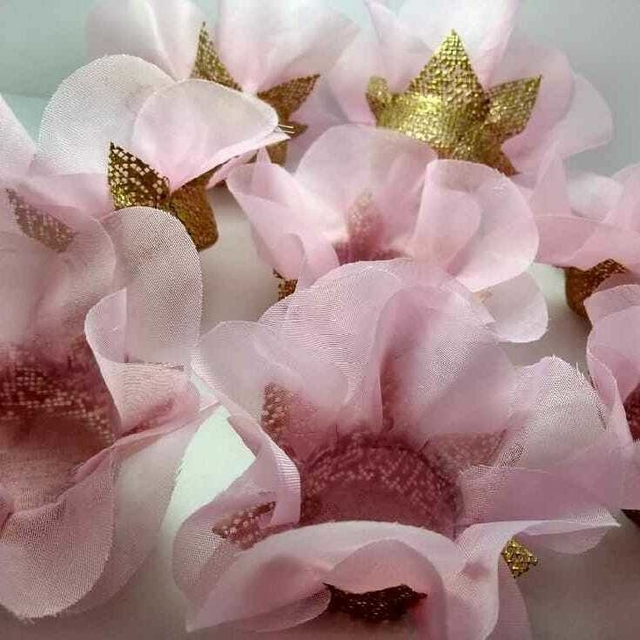 50 Forminhas para doces cor rosa com tela dourada - modelo flor