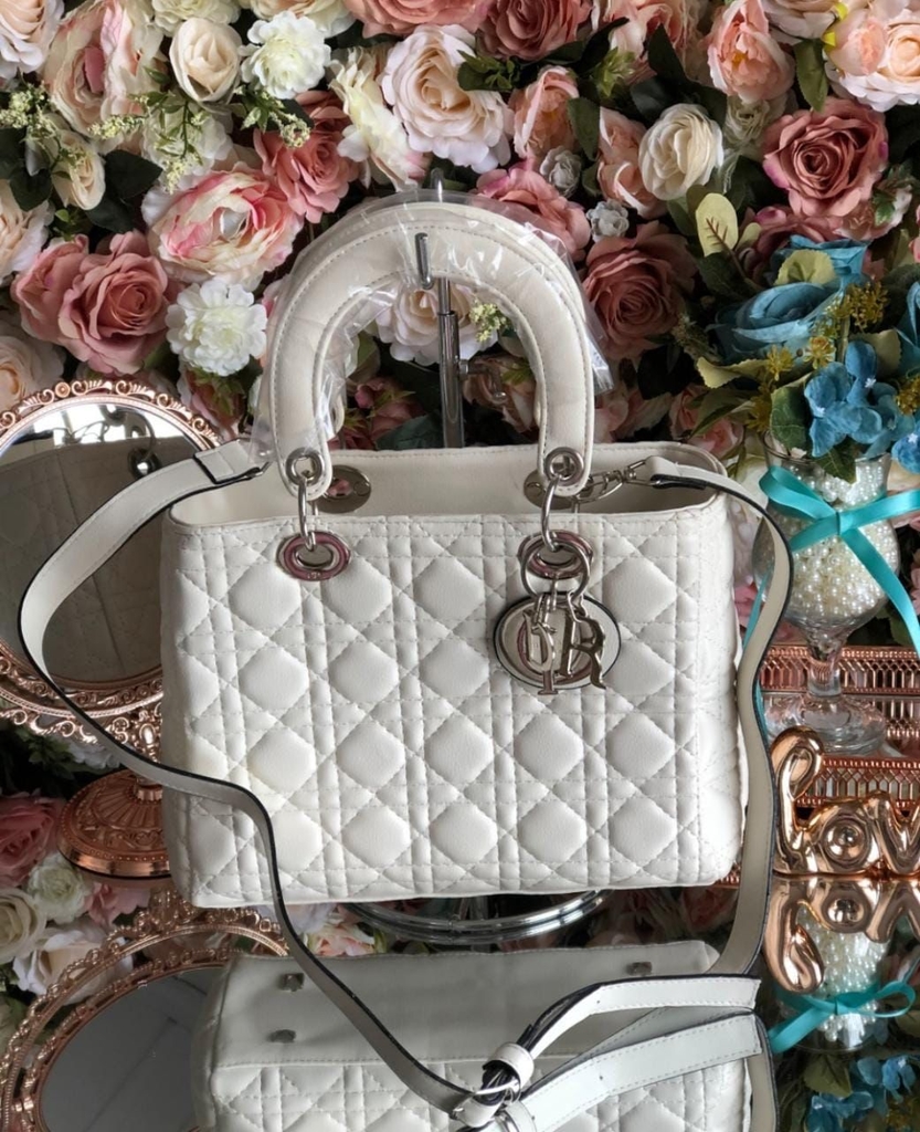 bolsa of fake flowers