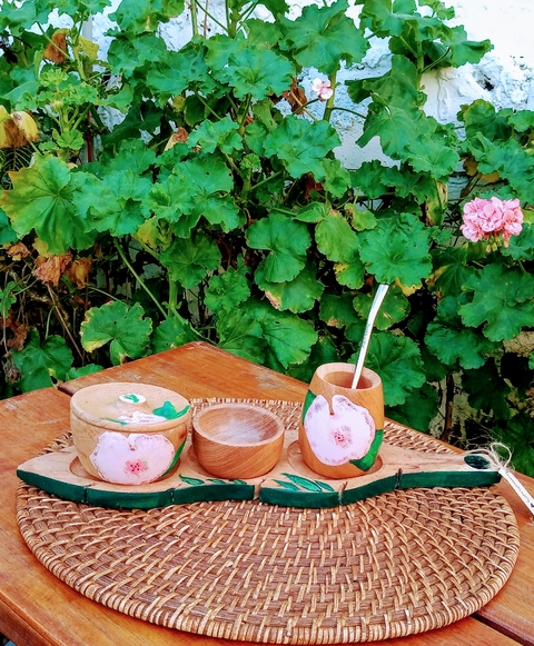 Juego de mate, cuenco y azucarera de algarrobo, con bandeja hoja