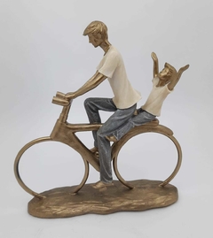 Escultura pai e filho bicicleta resina - BazarSP - Bazar São Pelegrino