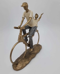 Escultura pai e filho bicicleta resina - BazarSP - loja online