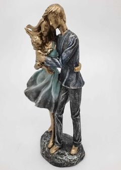 Escultura familia pai /mãe / filho resina - BazarSP - loja online