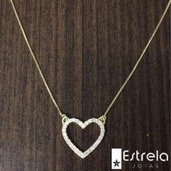 Colar com coração vazado e pedras cravejadas ouro18k/750