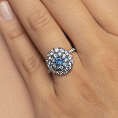 Anel Yara em Ouro Branco 18K, Topázio Azul e Diamantes - comprar online