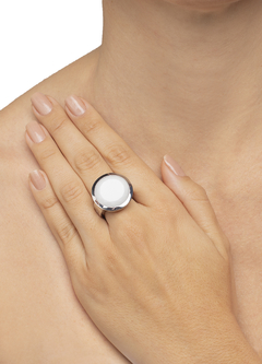 Anel Sabará em Prata 925, Cachalong e detalhe em Ouro Rosé 18K e Diamante. - comprar online