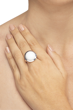 Anel Sabará em Prata 925, Cachalong e detalhe em Ouro Rosé 18K e Diamante. - comprar online