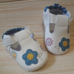 Sapatinho de Bebê Branco com florzinhas - Sua Roupinha Moda Infantil