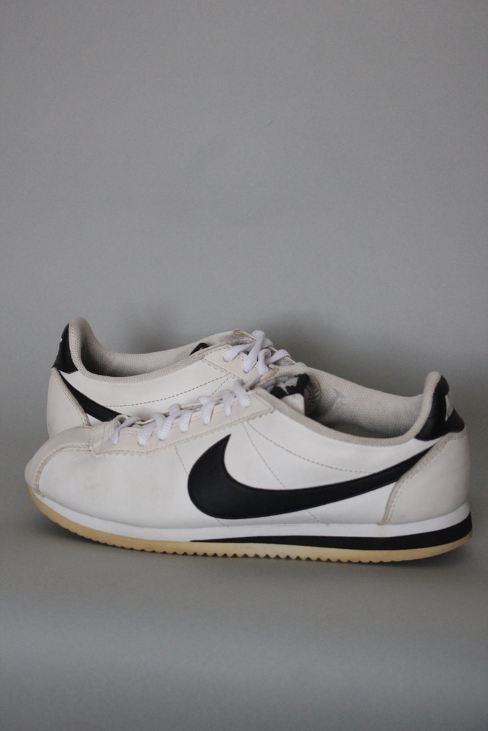 Tênis Nike modelo cortez