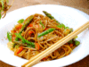 SPAGUETTIS ORIENTALES AL WOK CON SOJA Y VERDURAS SALTEADAS