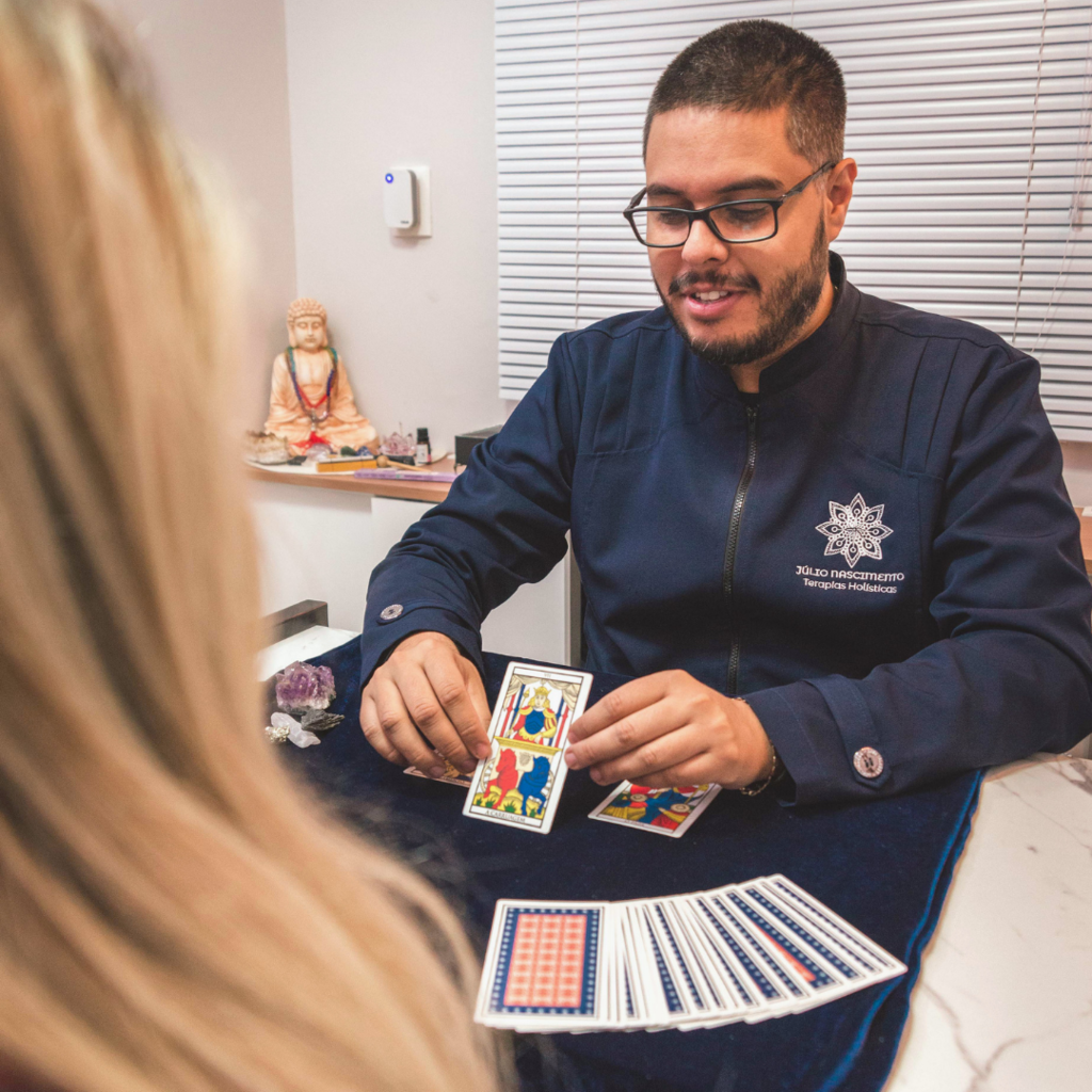 Autoconhecimento pelas cartas: entenda o uso terapêutico do tarô