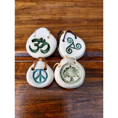 anforitas de ceramica con simbolos para aromaterapia