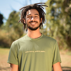 T-shirt "Sobe Morro, Quebra Pedra" Verde - Malha Ecológica / Masculina