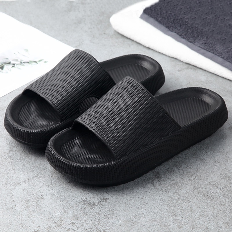 Chinelo slide pisando nas nuvens