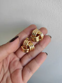 Brincos entrelaçado liso e cravejado na internet