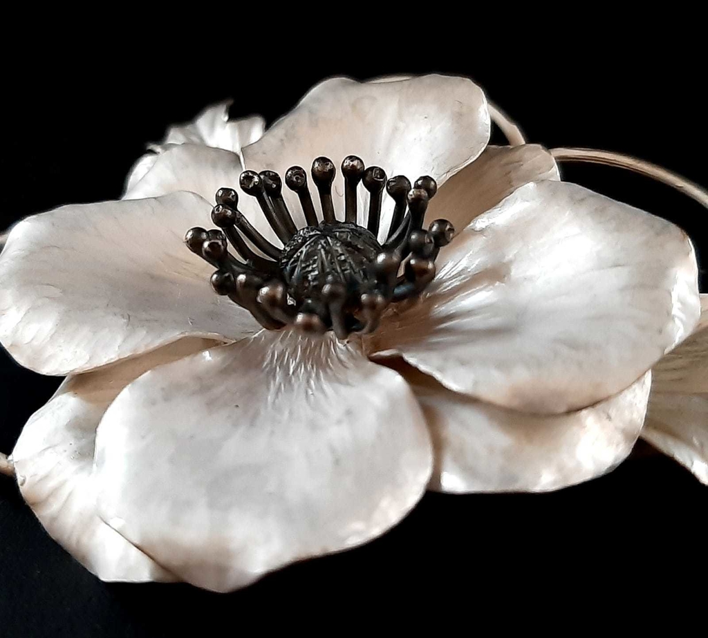 Broche La flor Anémona con estambres oxidados. Plata chapada 925°  7x5x1,5cm, 26g.