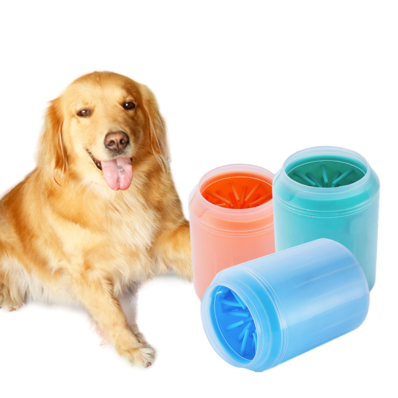 cachorro e copo limpa patas 