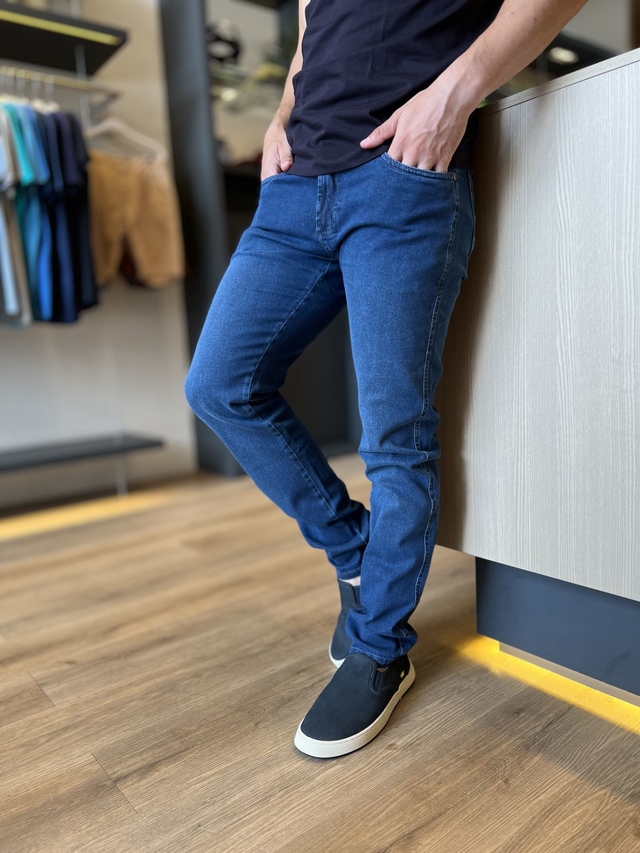 Calça jeans azul claro corte reto com lavagem