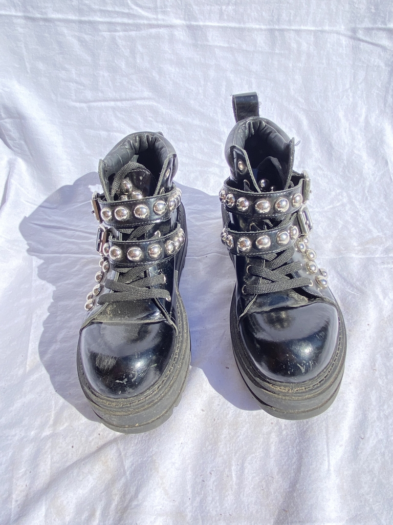 Borcegos Tachas Prune - Comprar en ALOBAI
