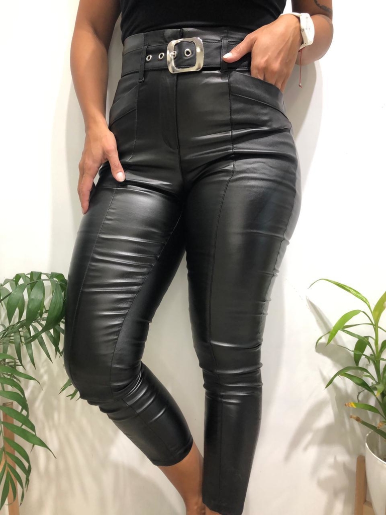 Pantalón Negro Portsaid Cropped engomado winehouse - Comprá Ahora | Dafiti  Argentina