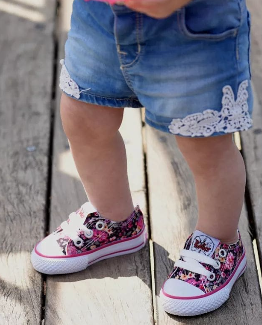 ZAPATILLAS DE LONA FLORES ROSAS BEBE/NIÑO BY