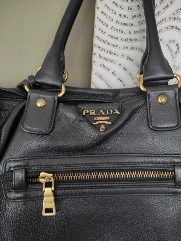 prada bolsa black and gold