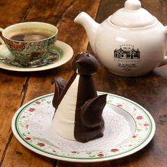 Pingüino de merengue bañado con chocolate