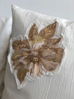 ALMOHADÓN FLOWER BORDADO - comprar online
