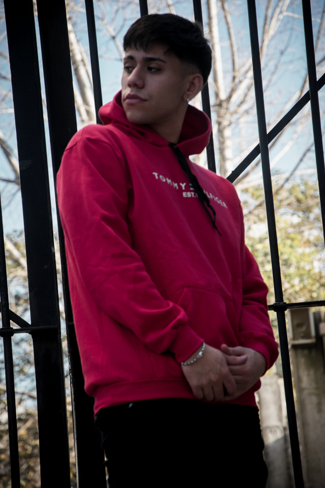 Buzo Tommy Rojo - VENTUNESIMO by fmmsports/gooba.ind