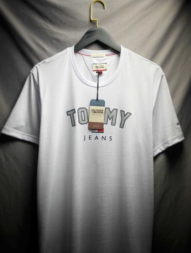 camiseta tommy estampada