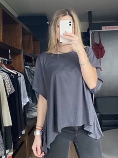 REMERA MUMMY GRIS TOPO