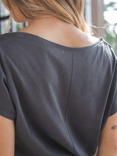REMERA GRIS TOPO PIMA MINU T-SHIRTS INU SHORT