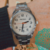 Reloj Tressa fondo de color crudo