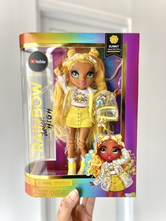 79977 MUÑECA RAINBOW HIGH SUNNY MADISON SERIES 1 (035051579977) - comprar online
