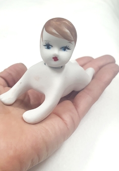 Bebê Engatinhando De Porcelana Mini - 8,5 x 2,5 x 7 cm. na internet