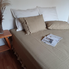 CUBRE CAMA CON VUELOS